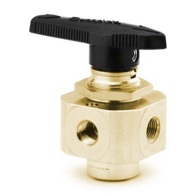 Válvula de esfera monobloco 5 vias, série 40, em latão CDA 360 conforme norma ASTM B16, pressão de trabalho de 2500 psig (172 bar), temperatura de trabalho 10 a 65 °C com vedações em PTFE, coeficiente de vazão de 0,07, diâmetro do orifício de 0,062"