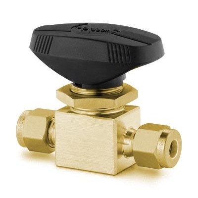 Válvula de esfera Monobloco Angular Série 40 em Latão CDA 360 Conforme Norma ASTM B16. Pressão de Trabalho de 2500 psig (172 bar), Temperatura de Trabalho -53 a 65 °C com Vedações em PTFE. Coeficiente de Vazão de 6.0. Diâmetro do Orifício de 0,281" (