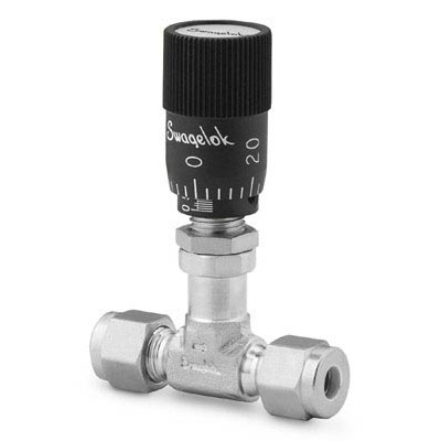 Válvula Micrométrica em Latão Série L para Baixo Fluxo, Extremidades: Conexão Swagelok (Dupla Anilha) para Tubo de 6 mm OD (DE), Manopla Tipo Vernier (vide o Catálogo MS-01-142