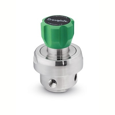 Regulador De Pressão Tipo Diafragma Em Aço Inoxidável Serie K, Pressão Máxima De Entrada 15 Psig (1 Bar), Faixa De Controle De Pressão 0 A 2 Psig (0 A 0,13 Bar). Portas ¼ NPT Femea, Assento Em PCTFE, CV 0,06, Diafragma Em Liga X-750 Sem Respiro. Mano