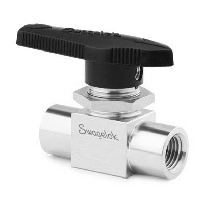 Válvula Esfera 2 vias, corpo monobloco em alloy 400, haste e esfera em alloy 400, pressão máxima 2500 psig e temperatura de 65º C para assento da esfera/vedações em PTFE, conexões de entrada e saída roscadas 1/2” NPT femea.