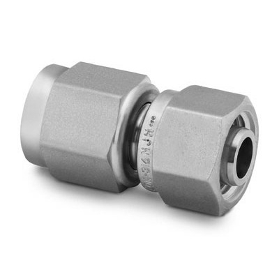 Adaptador fêmea em aço inoxidável 316 conforme norma ASTM A276, extremidades: Ponta lisa de 5/8" OD (DE) com porca fêmea giratória integrada x Rosca JIC-10 AN (7/8-14) fêmea giratória, limpeza e embalagem SC-10 padrão Swagelok.