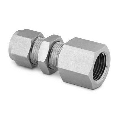 Conector Femea para Painel (Bulkhead) em Aço Inoxidável 316 Conforme ASTM A276, Extremidades: Conexão Swagelok (Dupla Anilha) para Tubos de 12 mm OD (DE) x Rosca NPT Femea de 1/2", Limpeza e Embalagem SC-10 da Swagelok.