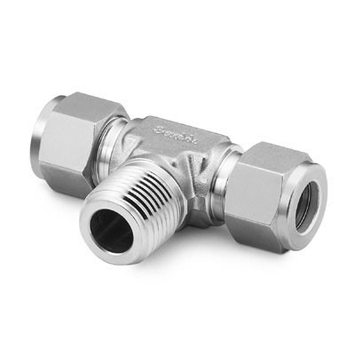Te Macho Central em Aço Inoxidável 316 Conforme ASTM A276, Extremidades: Conexão Swagelok Laterais (Dupla Anilha) para Tubos de 1” OD (DE) x Rosca NPT Macho Central de 1", Limpeza e Embalagem SC-10 da Swagelok.