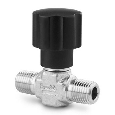 Válvula Agulha com Castelo Integral e Haste Não-Rotativa Série D em Aço Inoxidável 316 Conforme Norma ASTM A182. Pressão de Trabalho de 3000 psig (206 bar), Temperatura de Trabalho -28 a 232ºC com Vedações em PEEK. Coeficiente de Vazão de 0,53. Diâme