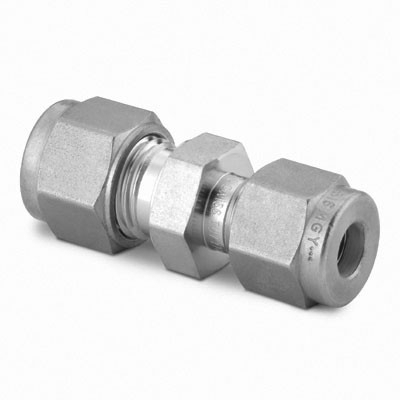 União de Redução em Aço Inoxidável 316 Conforme ASTM A276, Extremidades: Conexão Swagelok (Dupla Anilha) para Tubos de 18 mm OD (DE) x Conexão Swagelok (Dupla Anilha) para Tubos de 3/4" OD (DE), Limpeza e Embalagem SC-10 da Swagelok.