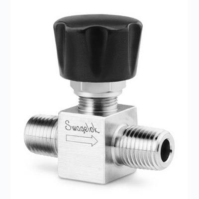 Válvula agulha reta com castelo integral, série 20, em aço inoxidável 316 conforme norma ASTM A479, haste com ponta macia em PCTFE, pressão de trabalho de 6000 psig (413 bar), Temperatura de Trabalho de até 93 °C com vedações em PFA, coeficiente de v