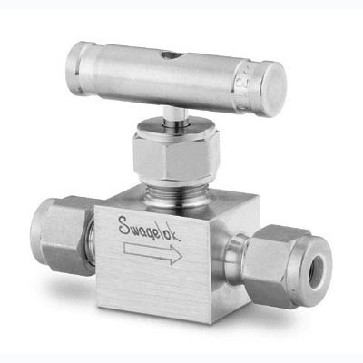 Válvula Agulha de Castelo Integral Reta, 2 Vias, Série 26 em Aço Inoxidável 316 Conforme Norma ASTM A479, Haste com Ponta em "V" em Aço Inoxidável 316 Cromada, Pressão de Trabalho de 6000 psig (413 bar), Temperatura de Trabalho de -53 a 232°C com Ved