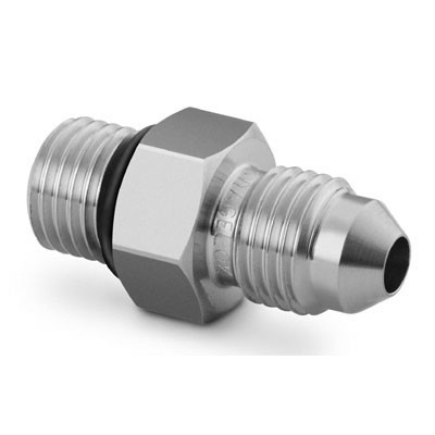 Adaptador em Aço Inoxidável 316 Conforme Norma ASTM A276. Extremidades: Rosca SAE/MS Macho Reta de 7/16-20 x Rosca JIC 4 AN (7/16-20) Macho 37°. Limpeza e Embalagem SC-10 da Swagelok.