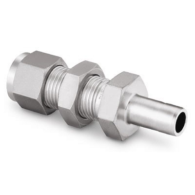 Redutor para Painel (Bulkhead) em Aço Inoxidável 316 Conforme Norma ASTM A276, Extremidades: Conexão Swagelok (Dupla Anilha) para Tubos de 1/4" OD (DE) x Ponta Lisa (Tube Adapter) de 1/4" OD (DE), Limpeza e Embalagem SC-10 da Swagelok.