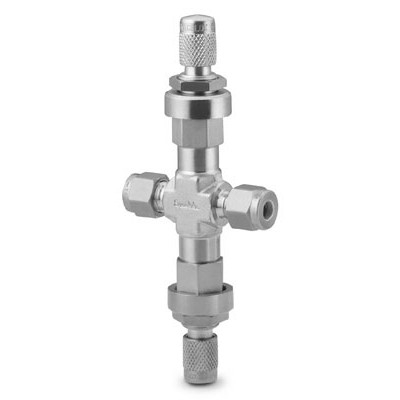 Válvula Micrométrica para Ajuste Fino, Padrão Duplo, Série M, em Aço Inoxidável 316 Conforme Norma ASTM A182. Haste em Aço Inoxidável 316 revestida de cromo duro Conforme Norma ASTM A479. Pressão de trabalho de 1000 psig (68,9 bar), Temperatura de Tr