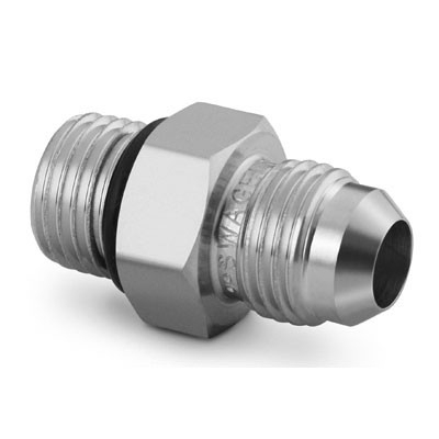 Adaptador em Aço Inoxidável 316 Conforme Norma ASTM A276. Extremidades: Rosca SAE/MS Macho Reta de 9/16-18 x Rosca JIC 6 AN (9/16-18) Macho 37°. Limpeza e Embalagem SC-10 da Swagelok.