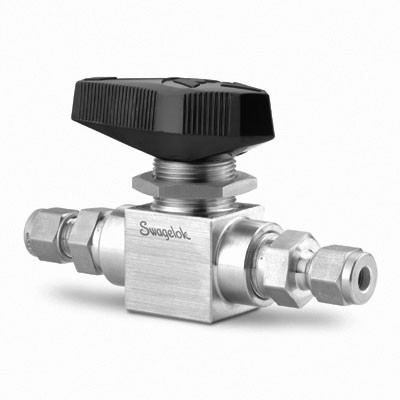 Válvula de Esfera Trunnion de 2 vias Série 83 em Aço Inoxidável 316 Conforme Norma ASTM A479. Pressão de Trabalho de 6000 psig (413 bar), Temperatura de Trabalho de -17 a 232 °C com Vedações em PEEK. Coeficiente de Vazão de 1.3. Diâmetro do Orifício