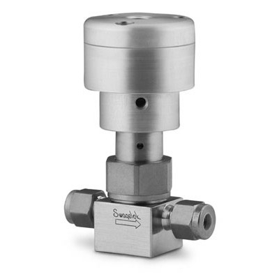 Válvula com Vedação por Fole em Aço Inoxidável 316 para Alta Pureza Conforme ASTM A479, Série BN. Pressão de trabalho de 125 psig (8,6 bar). Temperatura de Trabalho - 40 a 93 °C com Vedações em PCTFE. Coeficiente de Vazão de 0,70. Diâmetro do Orifíci