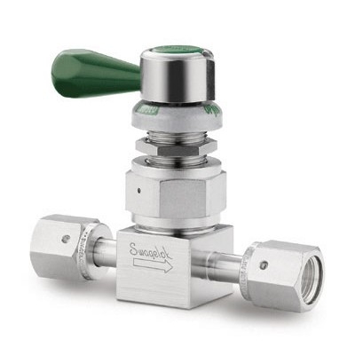 Válvula de Diafragma de Alta Pureza, Série DS, em Aço Inoxidável 316L Conforme Norma ASTM A479. Haste em Aço Inoxidável 316L com Ponta Macia em PCTFE. Pressão de Trabalho de 3500 psig (241 bar), Temperatura de Trabalho -73 a 121 °C. Coeficiente de Va