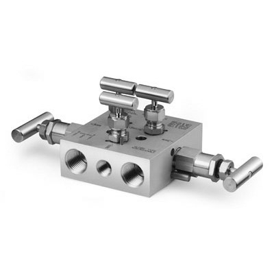 Manifold de Instrumentação de 5 Válvulas, sendo duas Válvulas de Bloqueio, duas Válvulas de Dreno e uma Válvula Equalizadora. Corpo Horizontal em Aço Inoxidável 316 Conforme ASTM A479. Haste com Ponta Esférica Não Rotativa em Aço Inoxidável 316 ASTM
