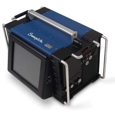 Máquina de Solda Orbital Swagelok M200 com operação Touch Screen de Alta Resolução. Voltagem de 115 V e Frequência de 50/60 HZ com Entrada Plug tipo NEMA 5-15 padrão América do Norte. Acompanha manual de instruções em inglês. Dimensões: 34,3 x 57,9 x